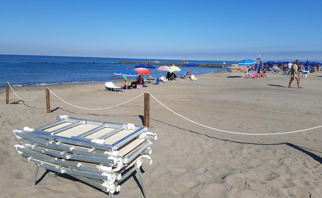 Foto de Focene beach con arena oscura superficie