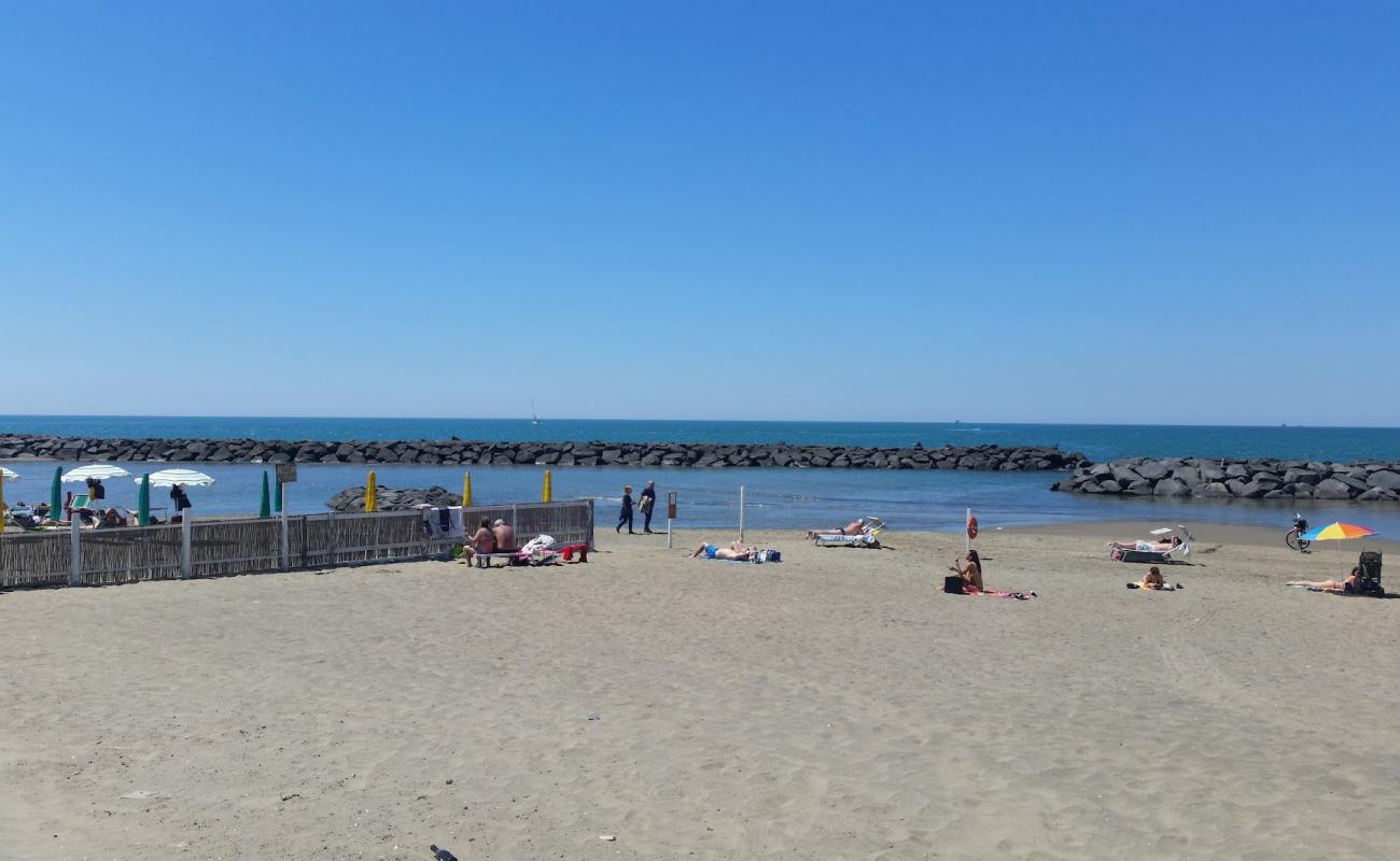 Foto de Spiaggia Di Coccia Di Morto con arena oscura superficie