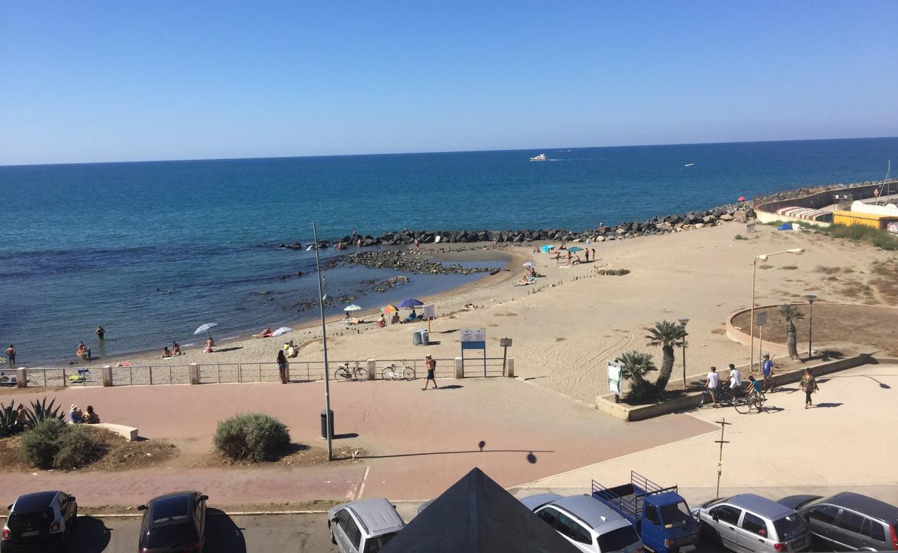 Foto de Ostia beach con arena oscura superficie