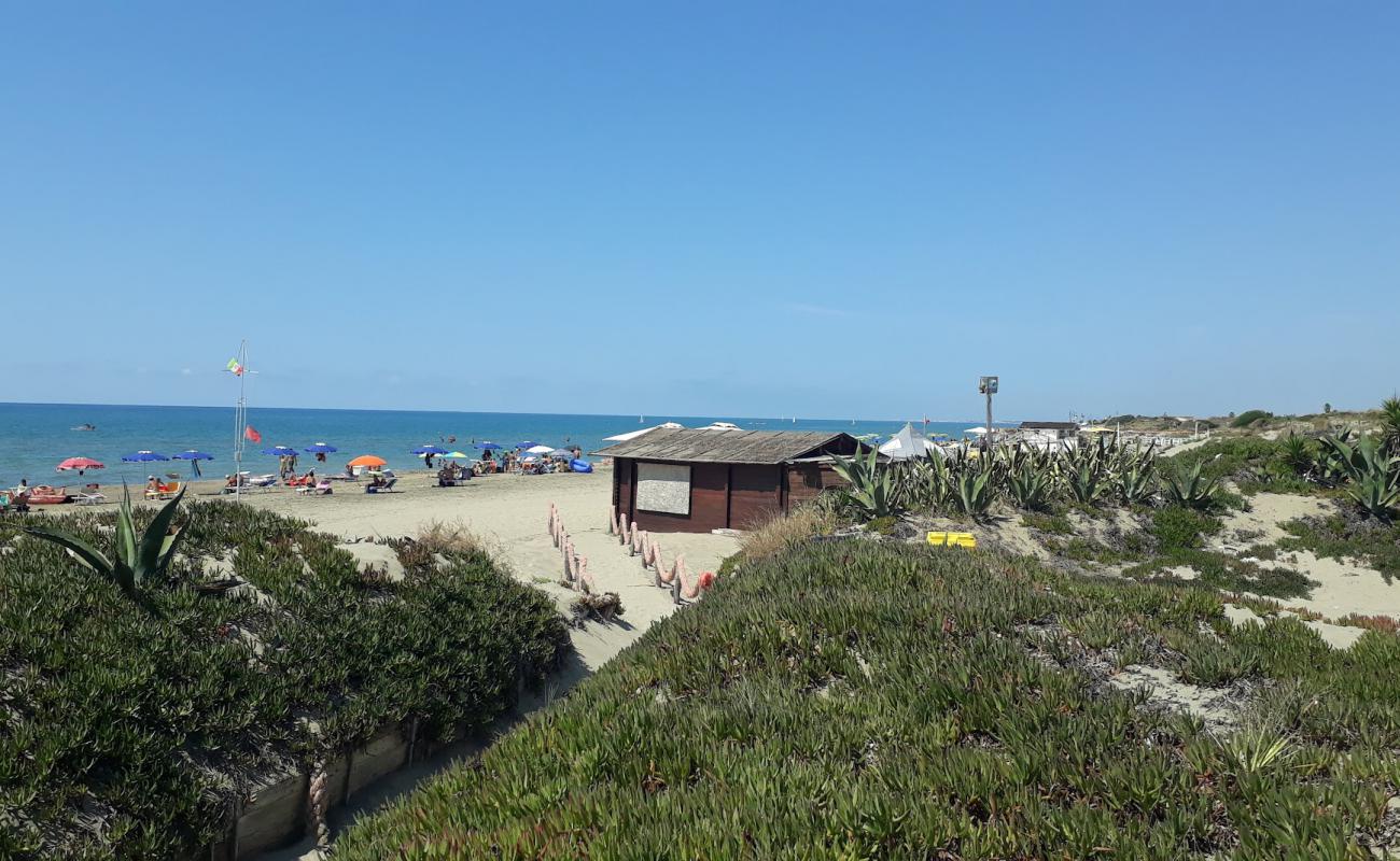 Foto de Zingarini beach con arena oscura superficie