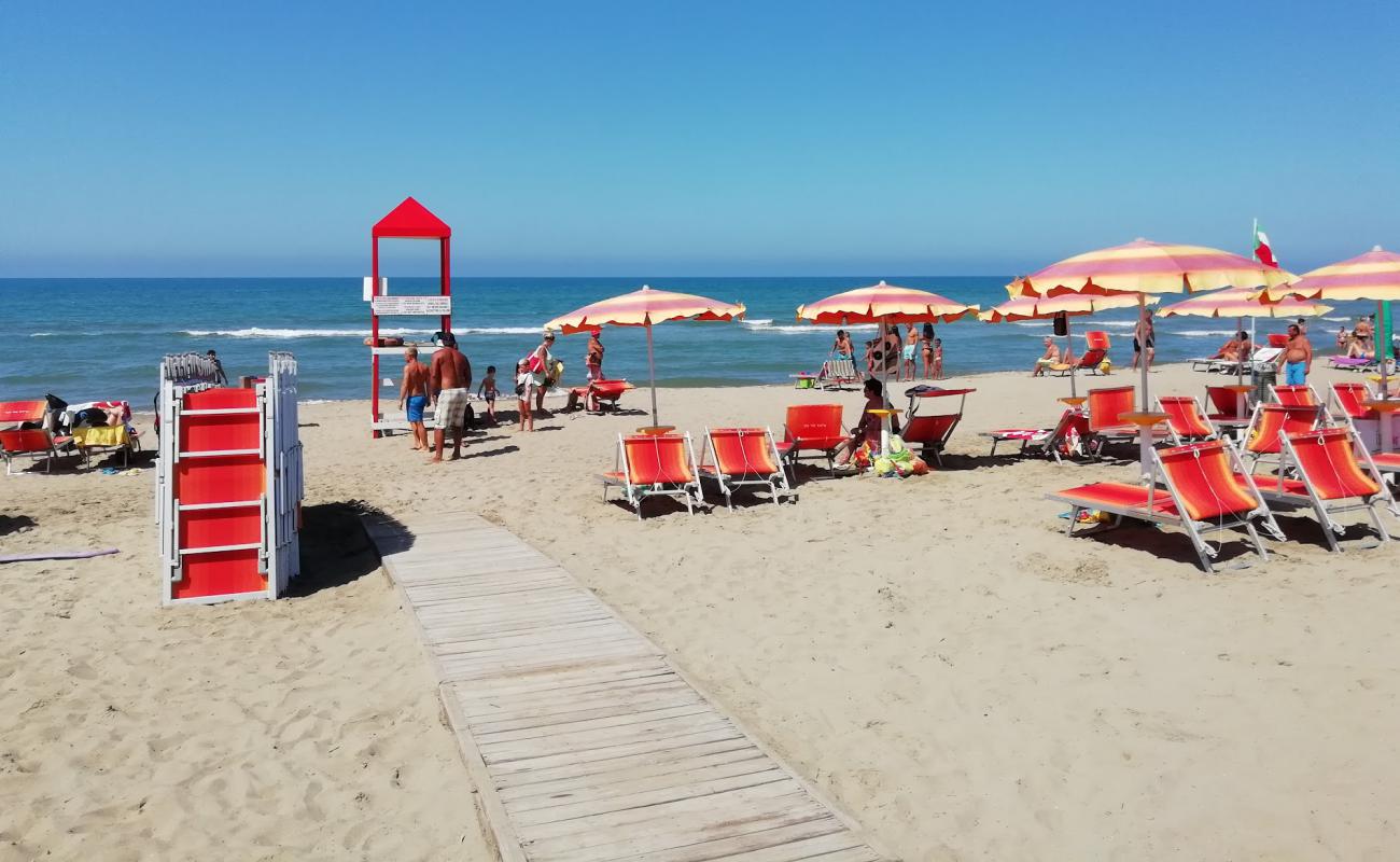 Foto de Lupetta beach con arena oscura superficie