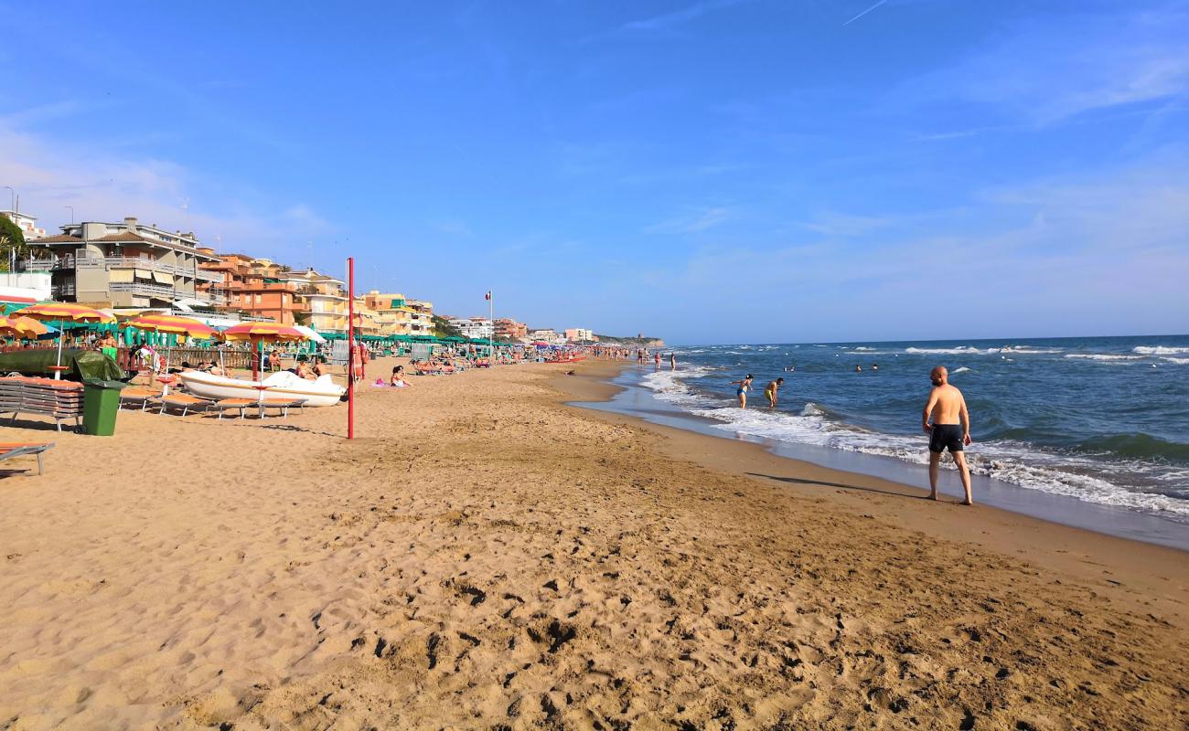 Foto de Lavinio beach con arena oscura superficie