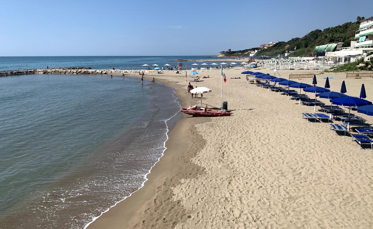 Foto de Lido delle Sirene con arena oscura superficie