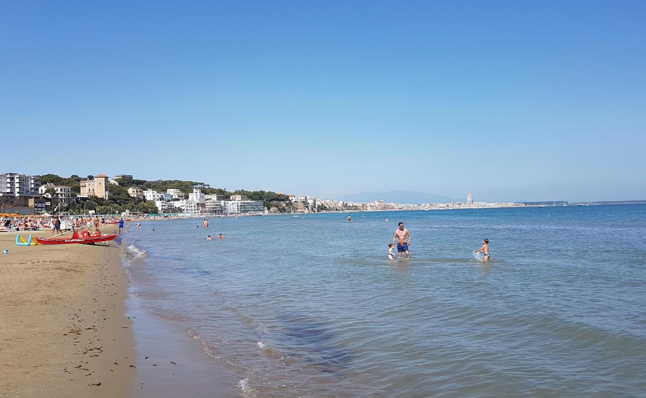 Foto de Playa de Anzio con arena oscura superficie