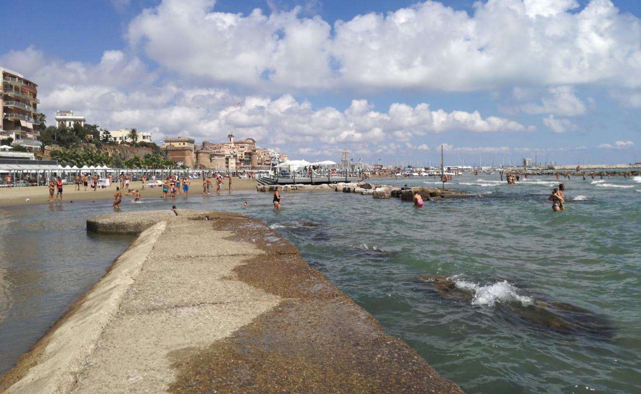 Foto de Nettuno beach con arena oscura superficie