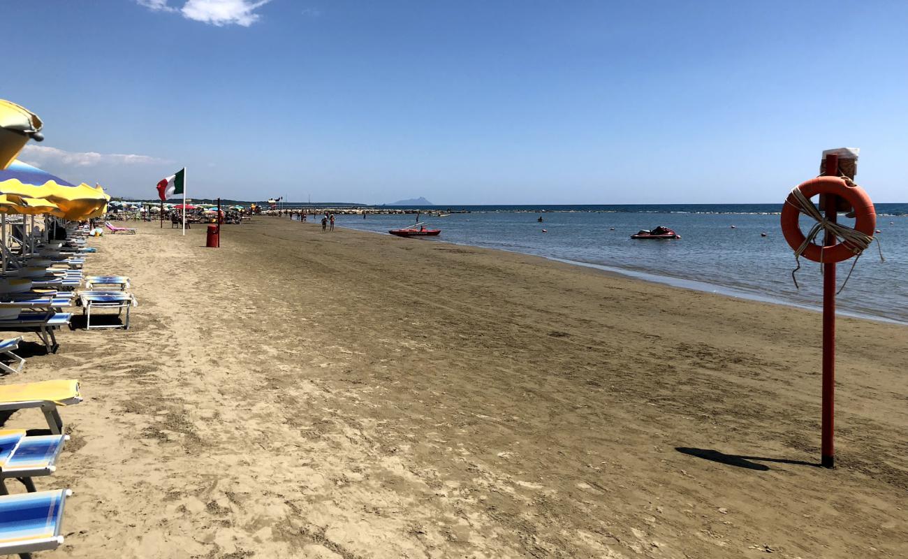 Foto de Nettuno beach II con arena oscura superficie