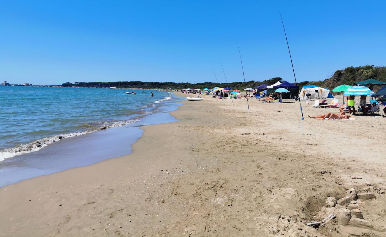 Foto de Spiaggia di Valmontorio con arena oscura superficie