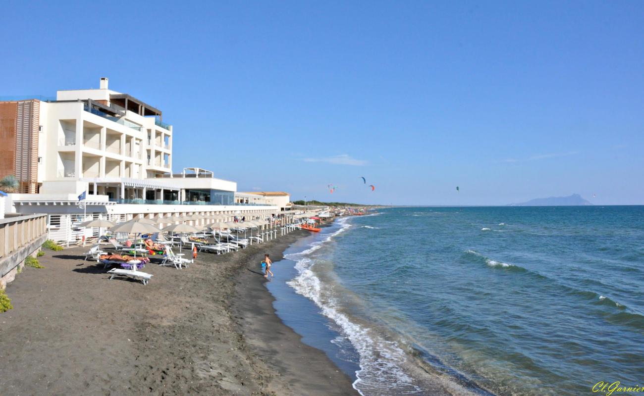 Foto de Capoportiere beach con arena oscura superficie