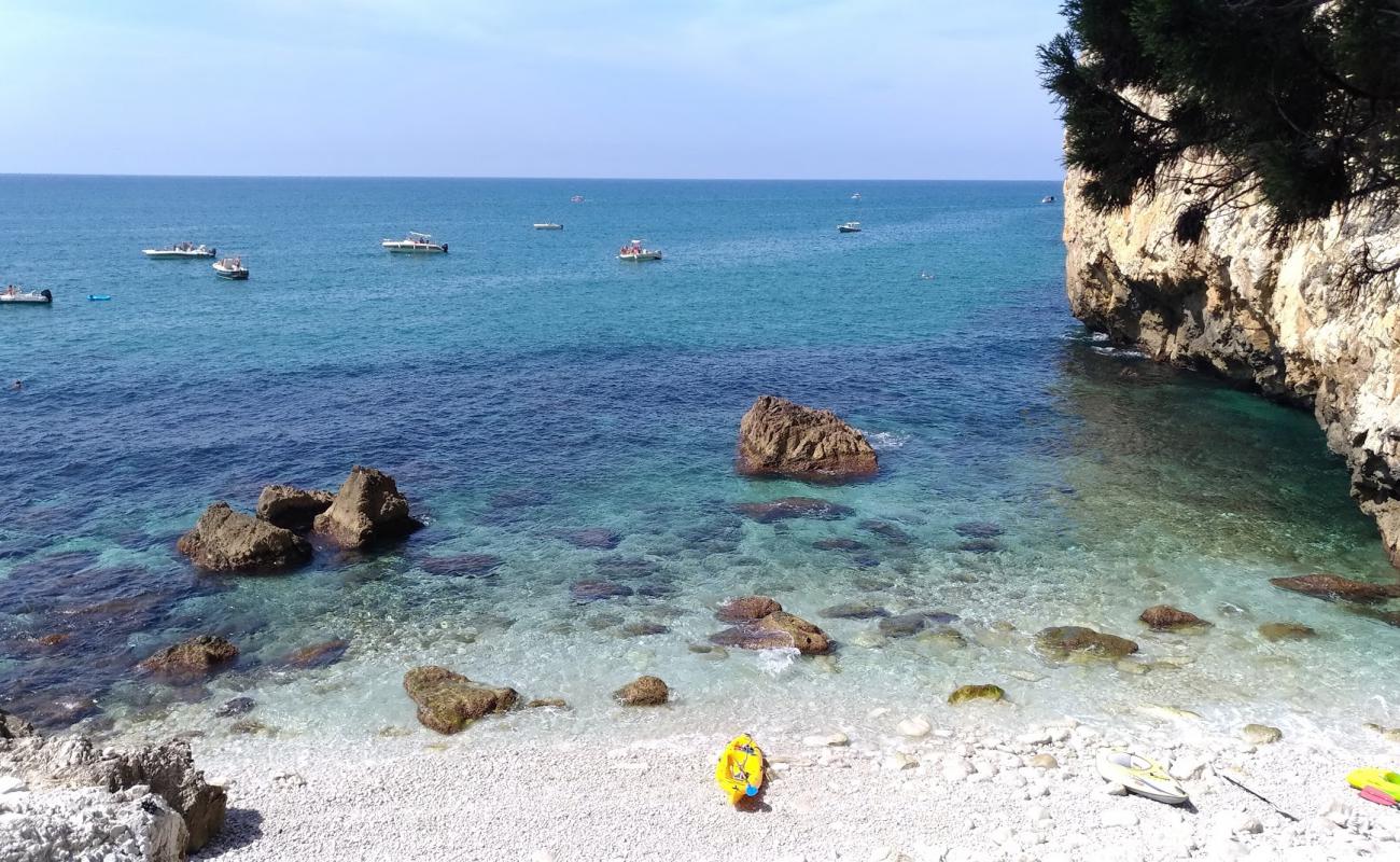 Foto de Spiaggia Dei Prigionieri con guijarro gris superficie