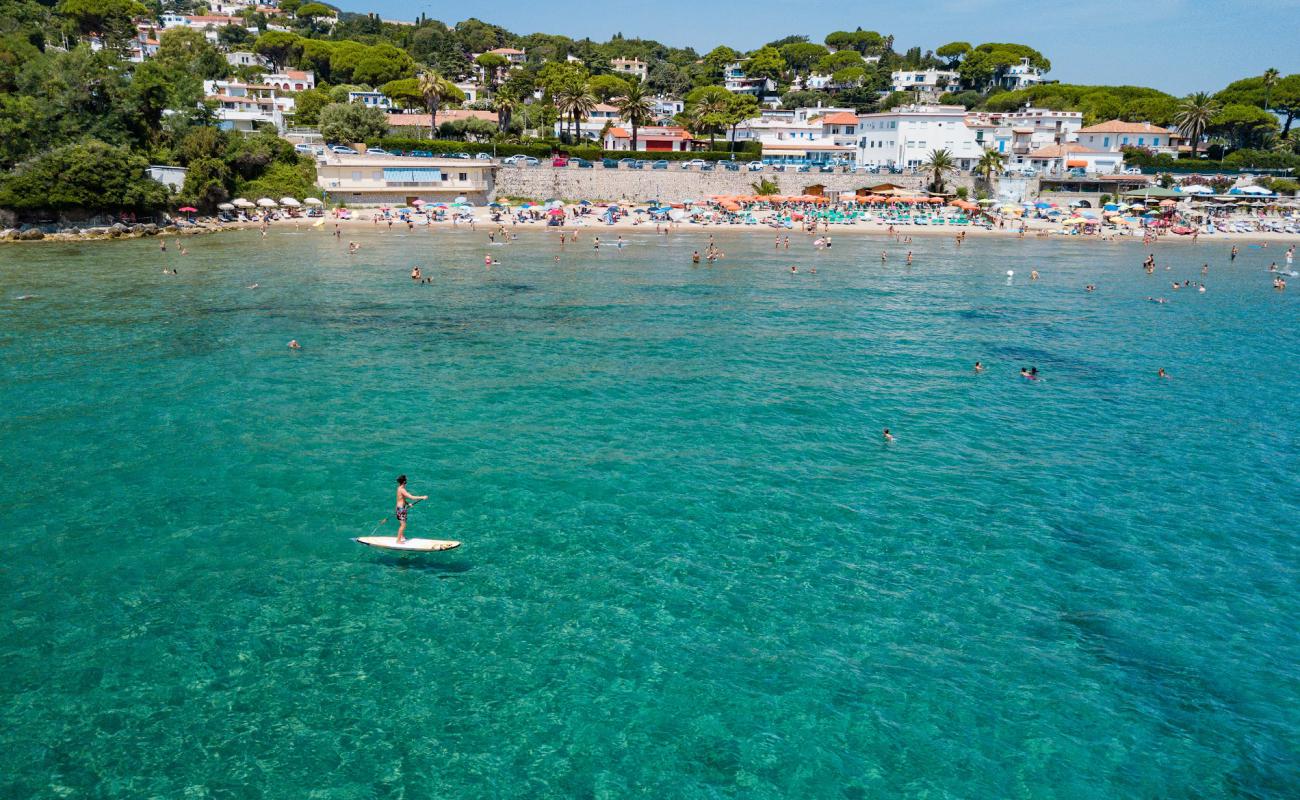 Foto de San Felice beach con arena oscura superficie