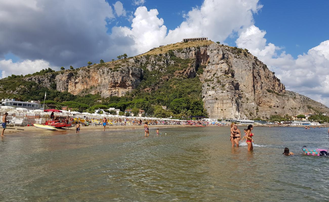 Foto de Rive di Traiano beach con arena oscura superficie