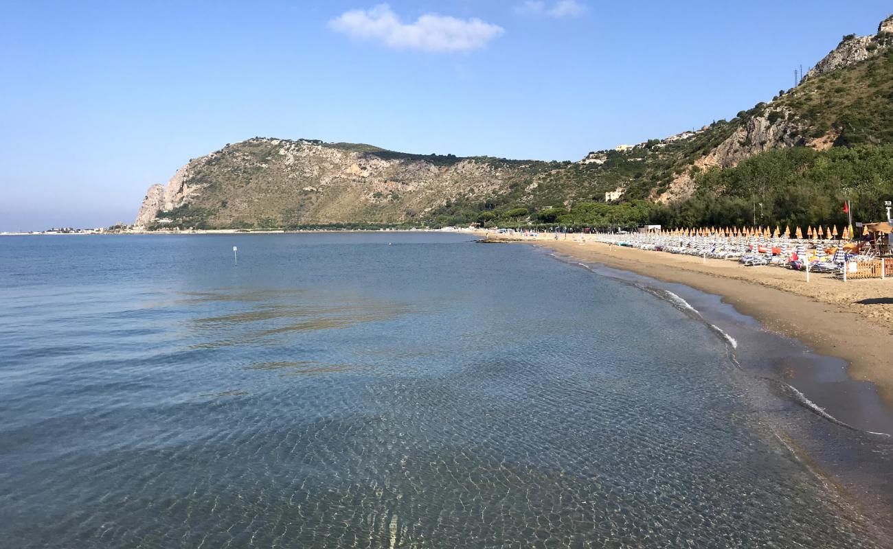 Foto de Fiumetta beach con arena oscura superficie