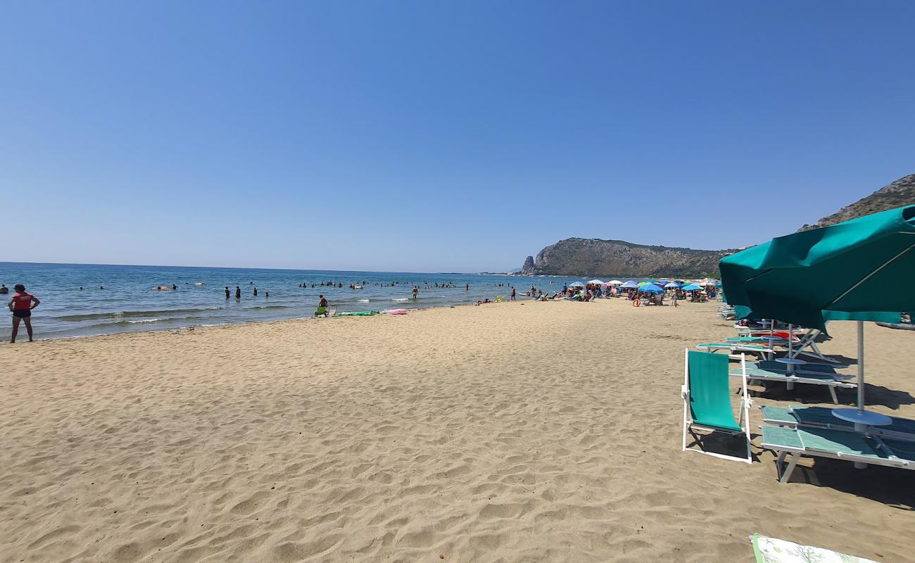 Foto de Fiumetta Beach II con arena oscura superficie