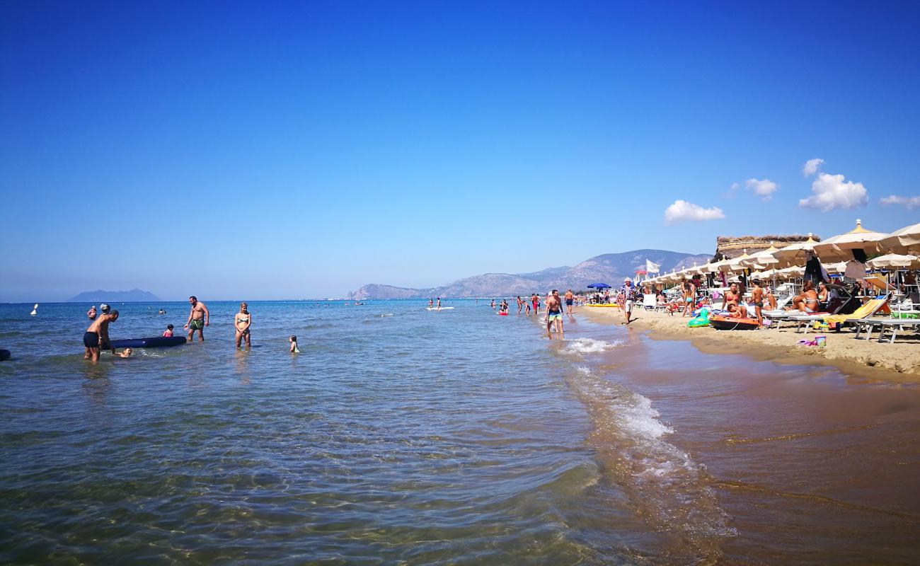 Foto de Lago Lungo beach con arena oscura superficie