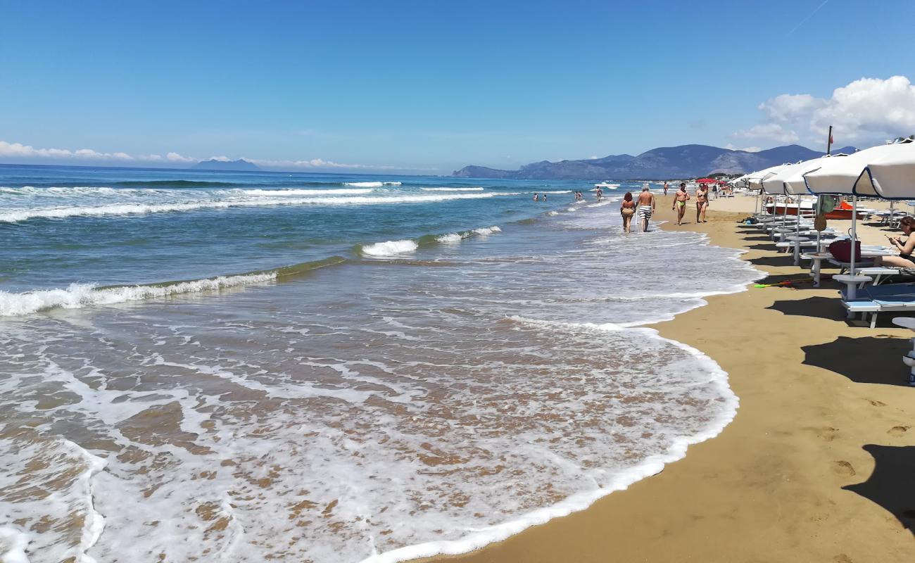 Foto de Spiaggia di Sperlonga con arena fina oscura superficie