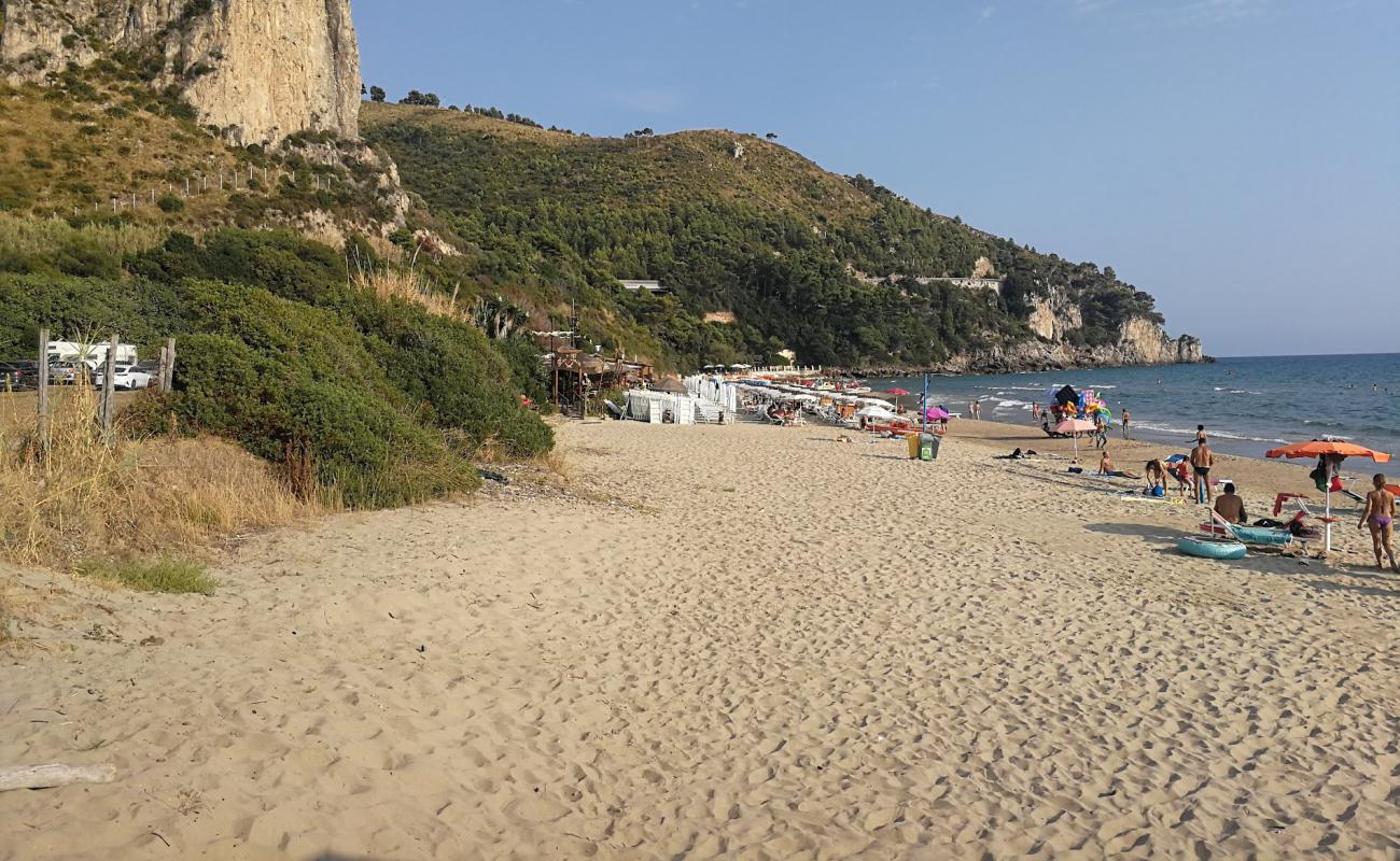 Foto de Spiaggia libera Sperlonga con arena fina oscura superficie