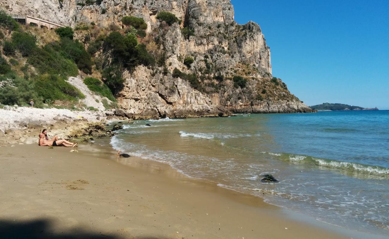 Foto de Spiaggia delle Bambole con arena/guijarros negro superficie