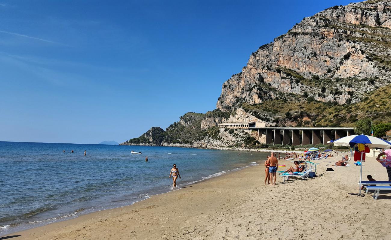 Foto de Spiaggia di Sant' Agostino con arena oscura superficie