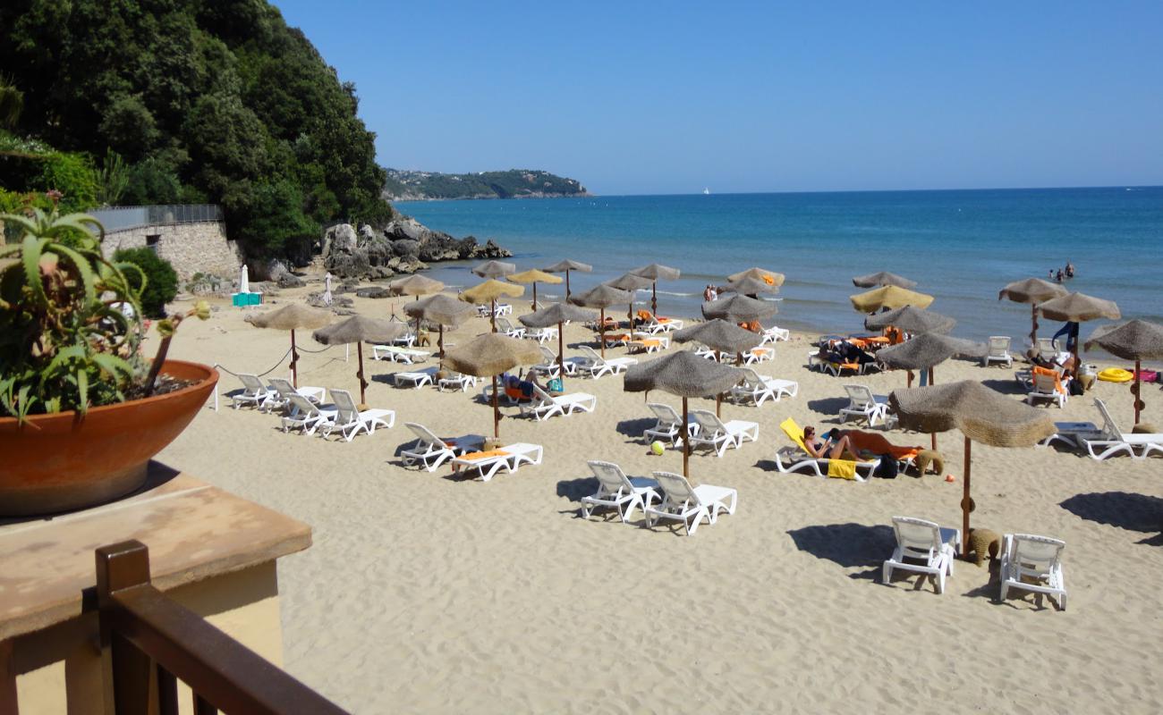 Foto de Summit Hotel beach con arena fina oscura superficie