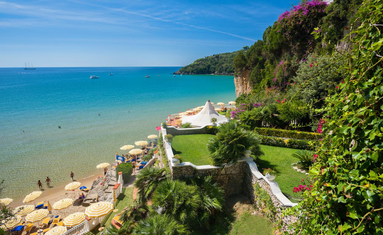 Foto de Albergo hotel beach con arena fina oscura superficie