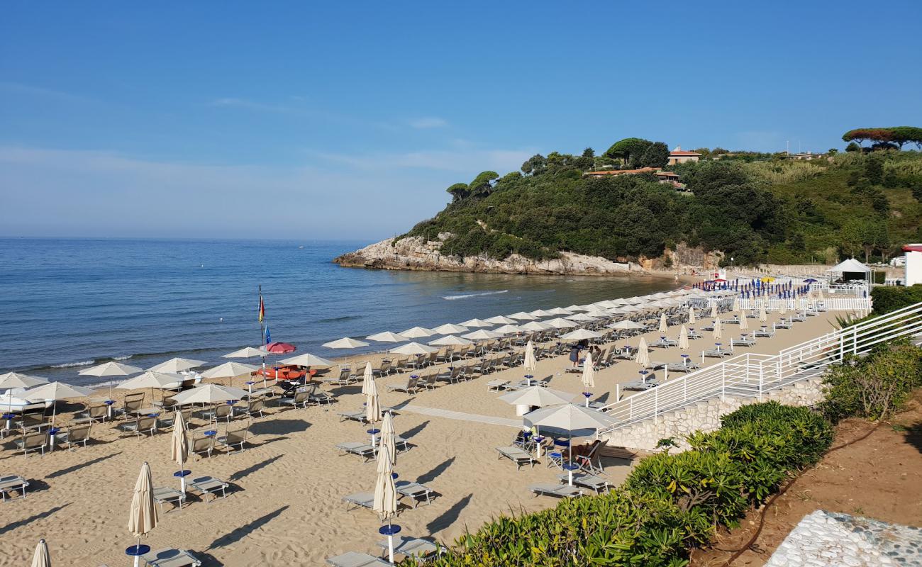 Foto de Spiaggia dell'Ariana con arena fina oscura superficie