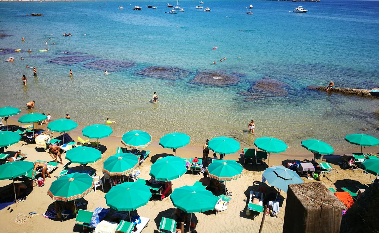 Foto de Spiaggia di Fontania con arena fina oscura superficie