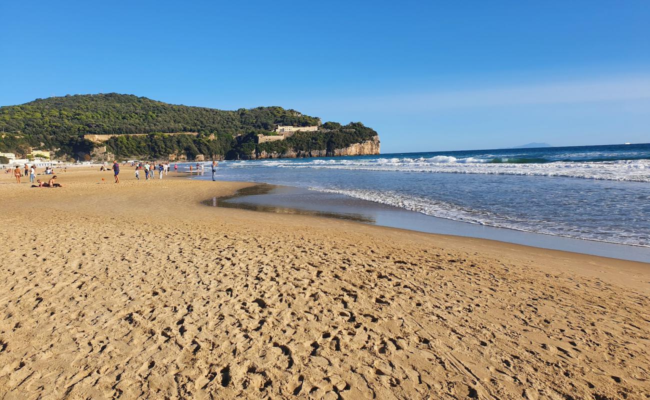 Foto de Playa Serapo con arena fina oscura superficie