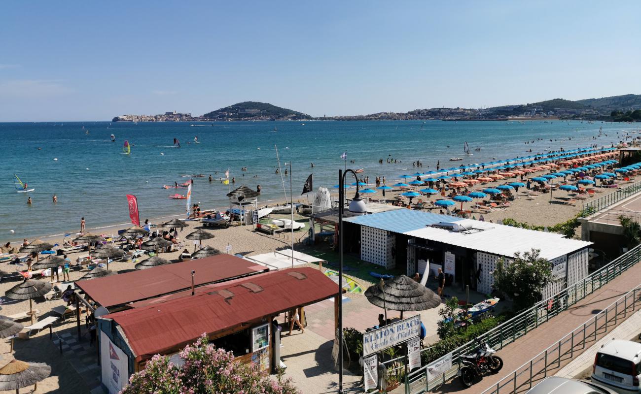 Foto de Spiaggia di Vindicio con arena oscura superficie