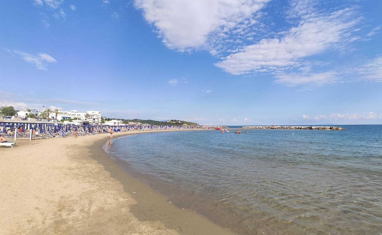 Foto de Gianola beach con arena oscura superficie