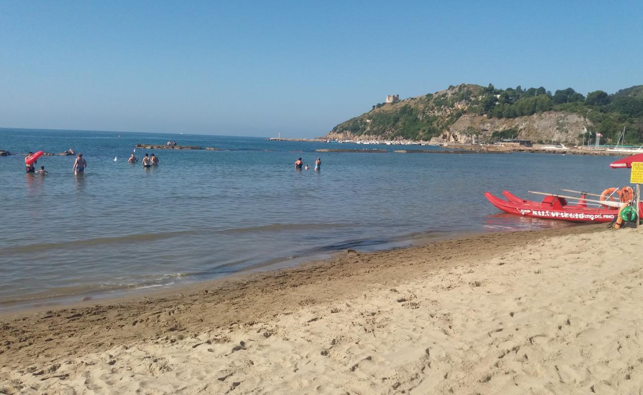 Foto de Scauri beach con arena oscura superficie