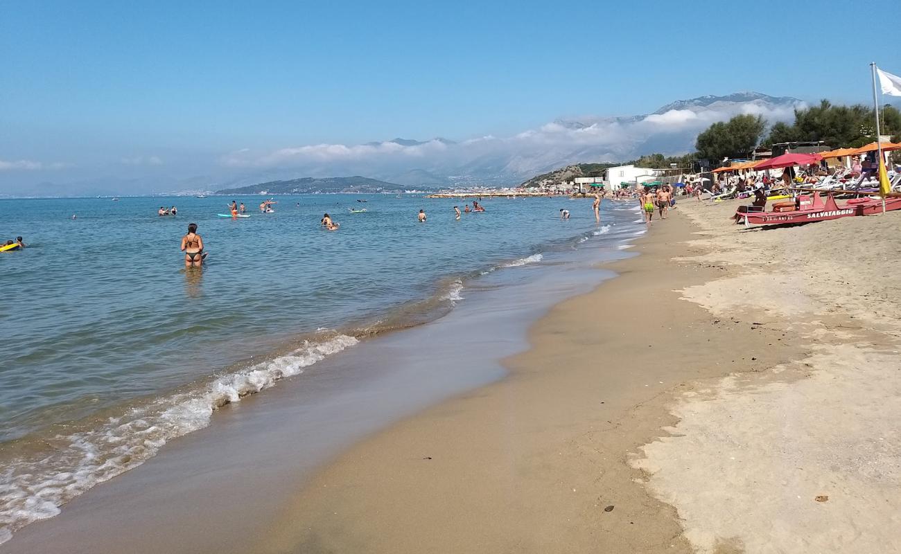 Foto de Marina di Minturno beach con arena oscura superficie