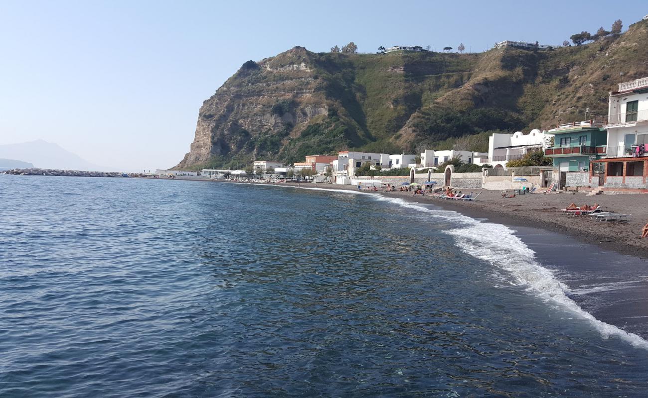 Foto de Miliscola beach con arena oscura superficie