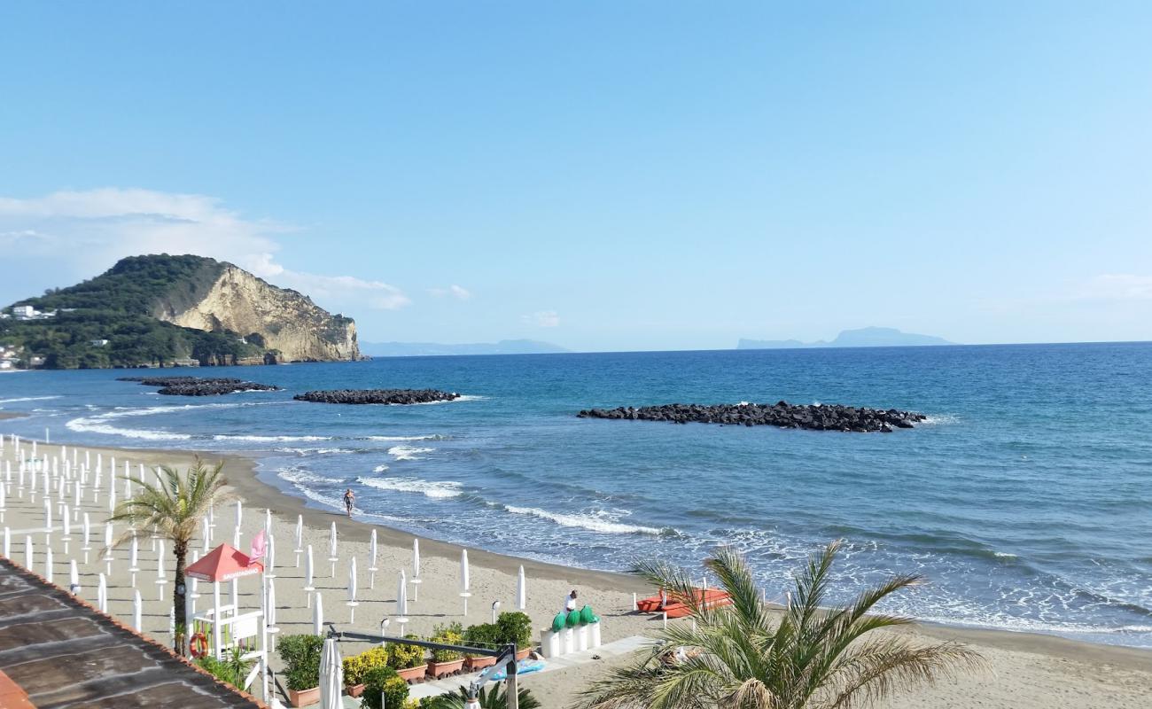 Foto de Bacoli beach con arena oscura superficie