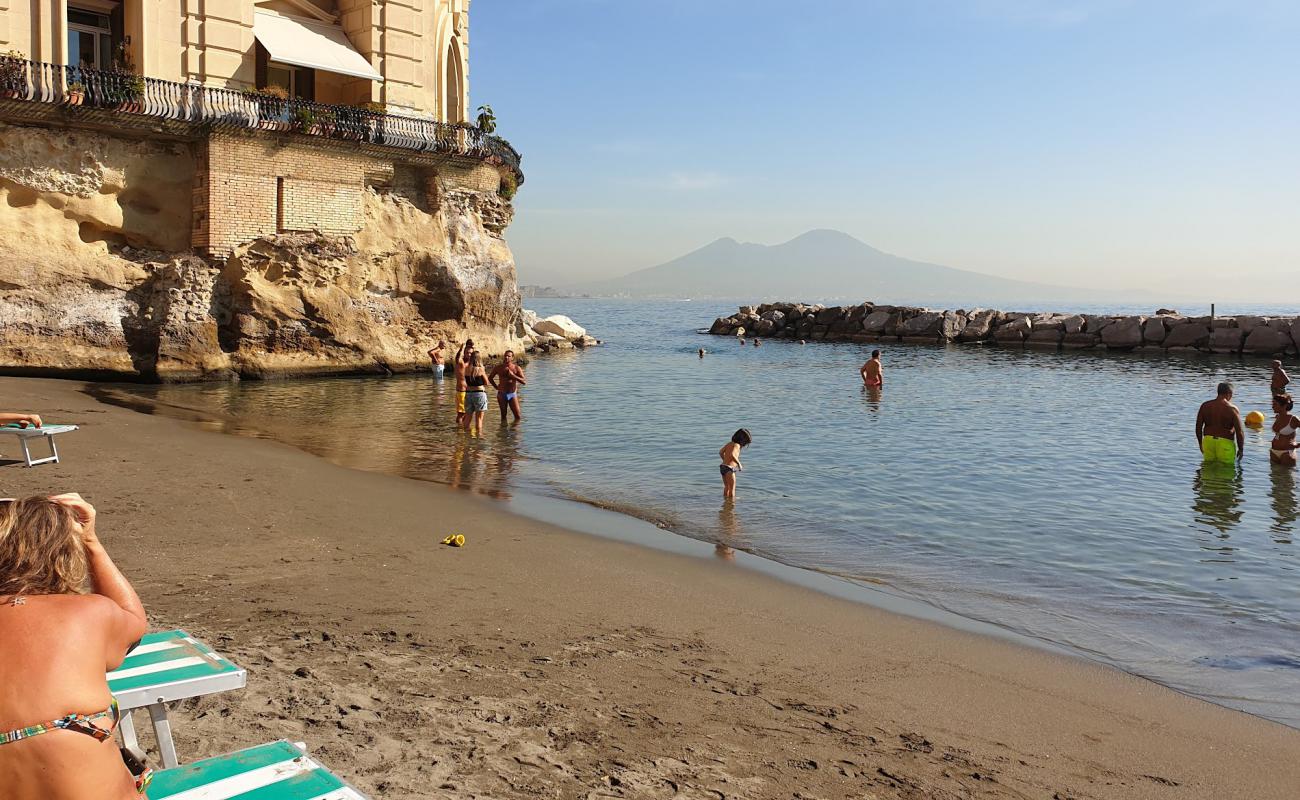 Foto de Spiaggia delle Monache con arena oscura superficie