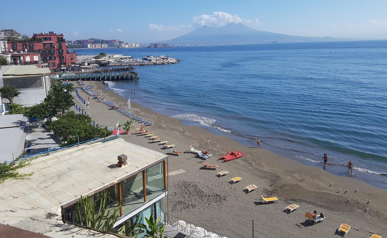 Foto de Spiaggia di via Posillipo II con arena oscura superficie