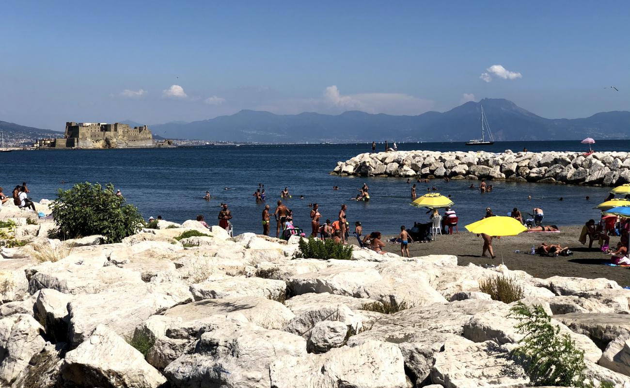 Foto de Playa Mappatella con arena oscura superficie