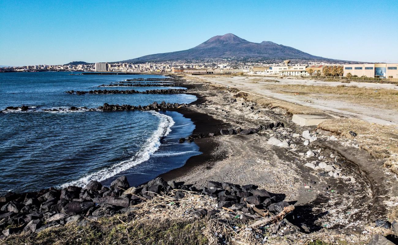 Foto de Rovigliano con arena gris y guijarros superficie