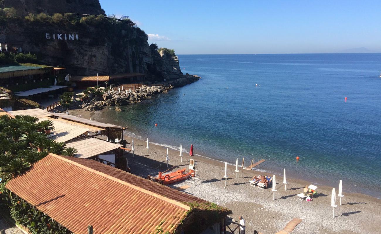 Foto de Il Bikini beach con guijarro fino gris superficie