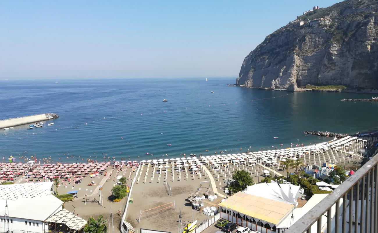 Foto de Spiaggia di Meta con arena oscura superficie