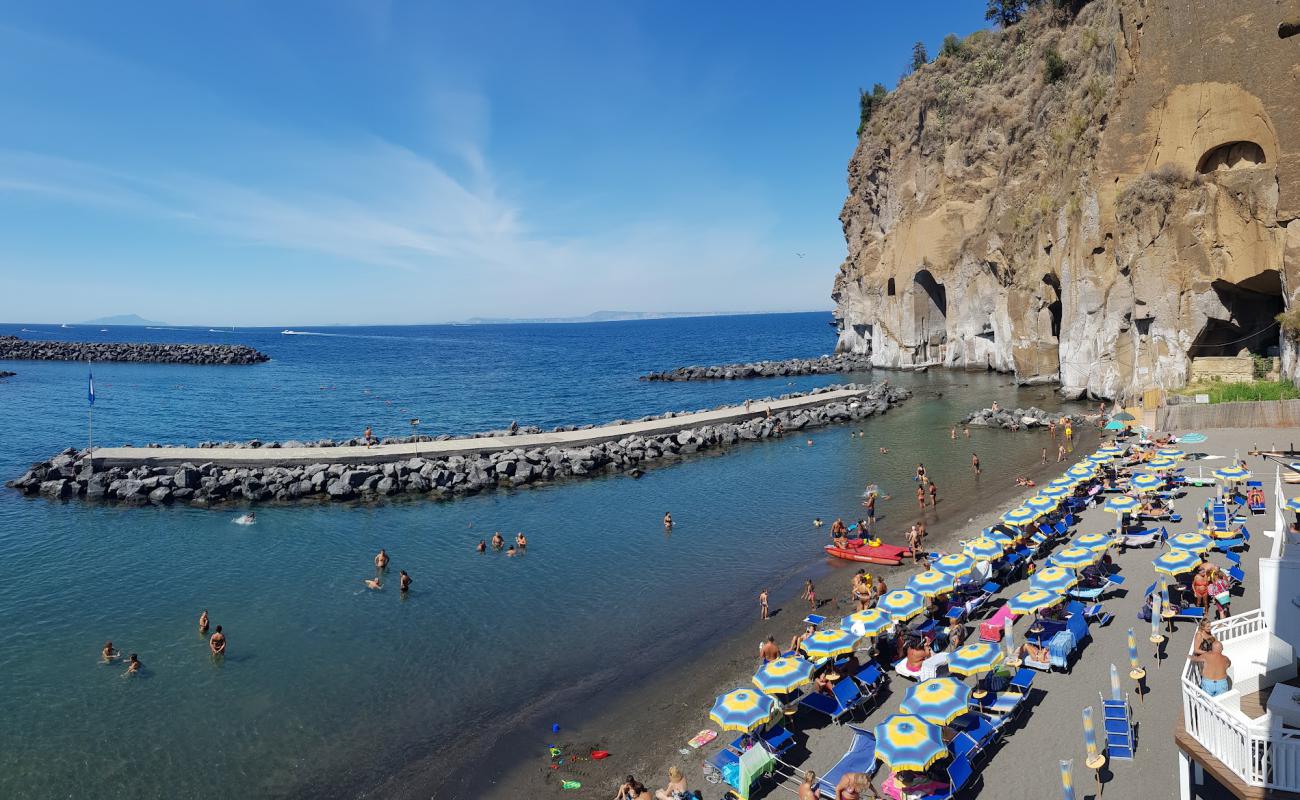 Foto de Spiaggia di Meta III con arena/guijarros negro superficie