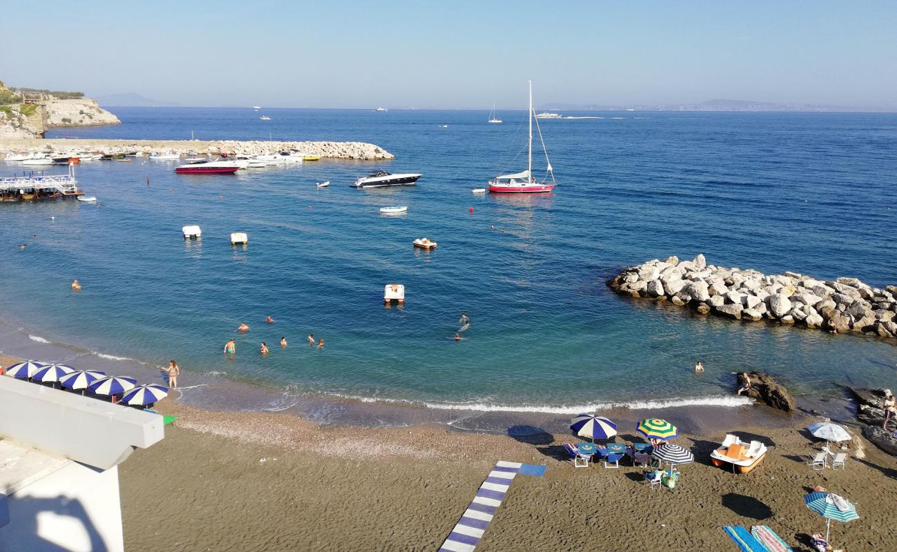 Foto de Cala Di Puolo con arena gris y guijarros superficie