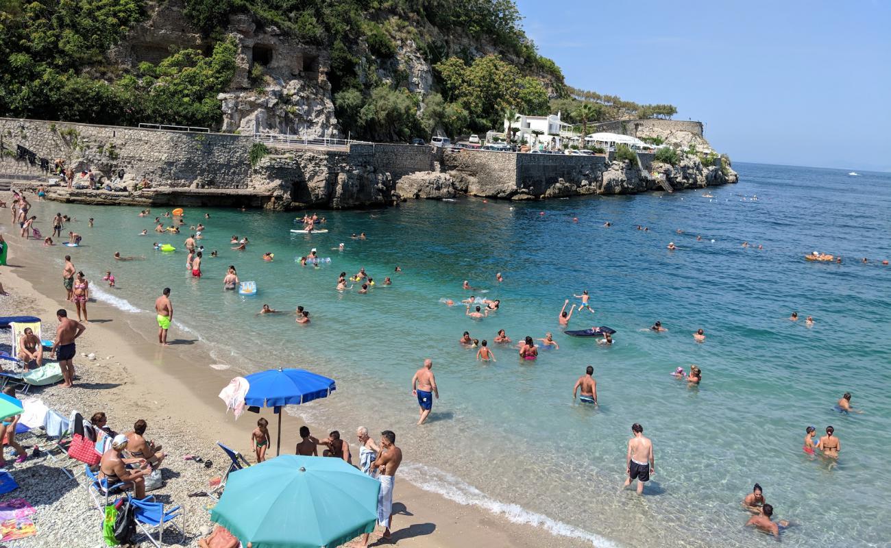 Foto de Marina di Puolo con guijarro fino gris superficie