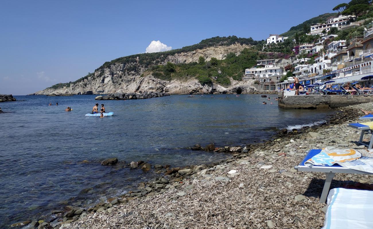 Foto de Spiaggia di San Montano con guijarro fino gris superficie