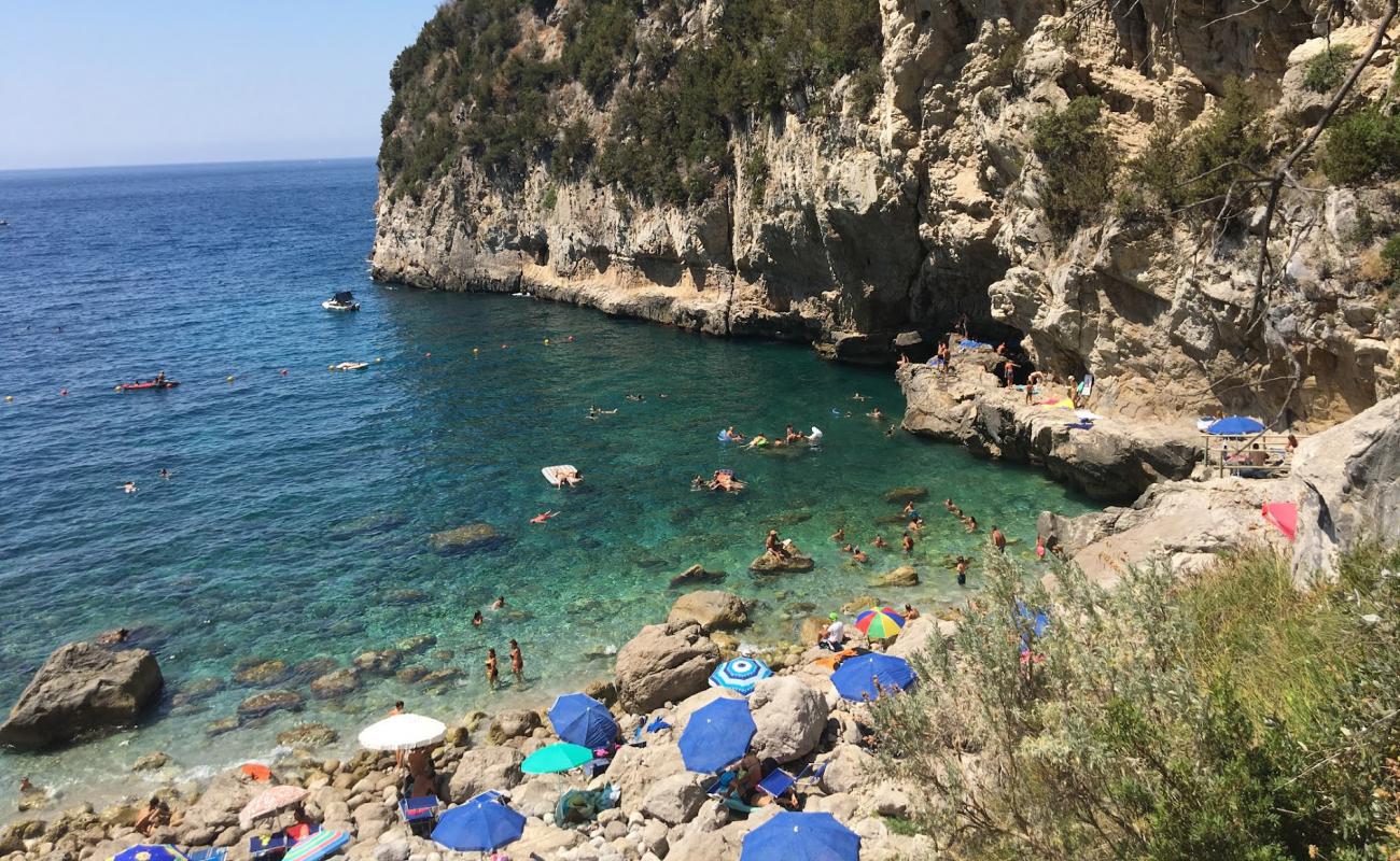 Foto de Mitigliano beach con piedra superficie