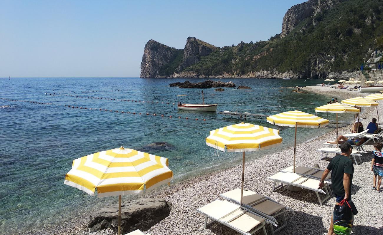 Foto de Spiaggia la Perla con guijarro fino gris superficie