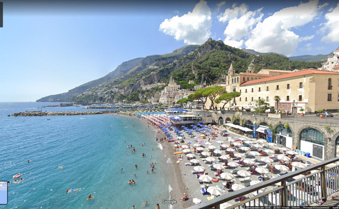 Foto de Amalfi beach respaldado por acantilados