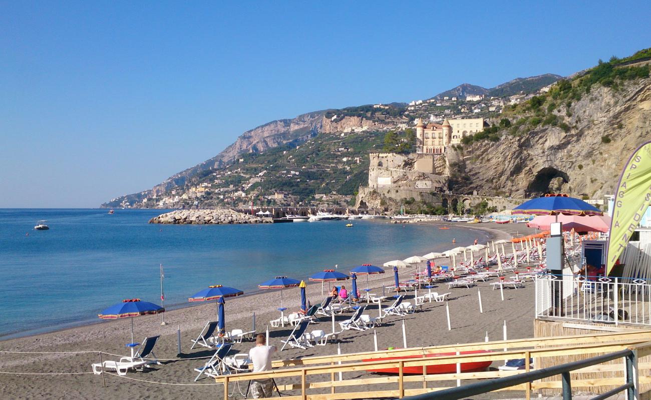 Foto de Playa Maiori con arena gris superficie