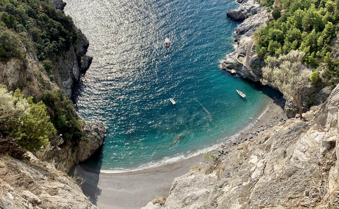 Foto de Spiaggia Cavallo Morto con guijarro fino gris superficie