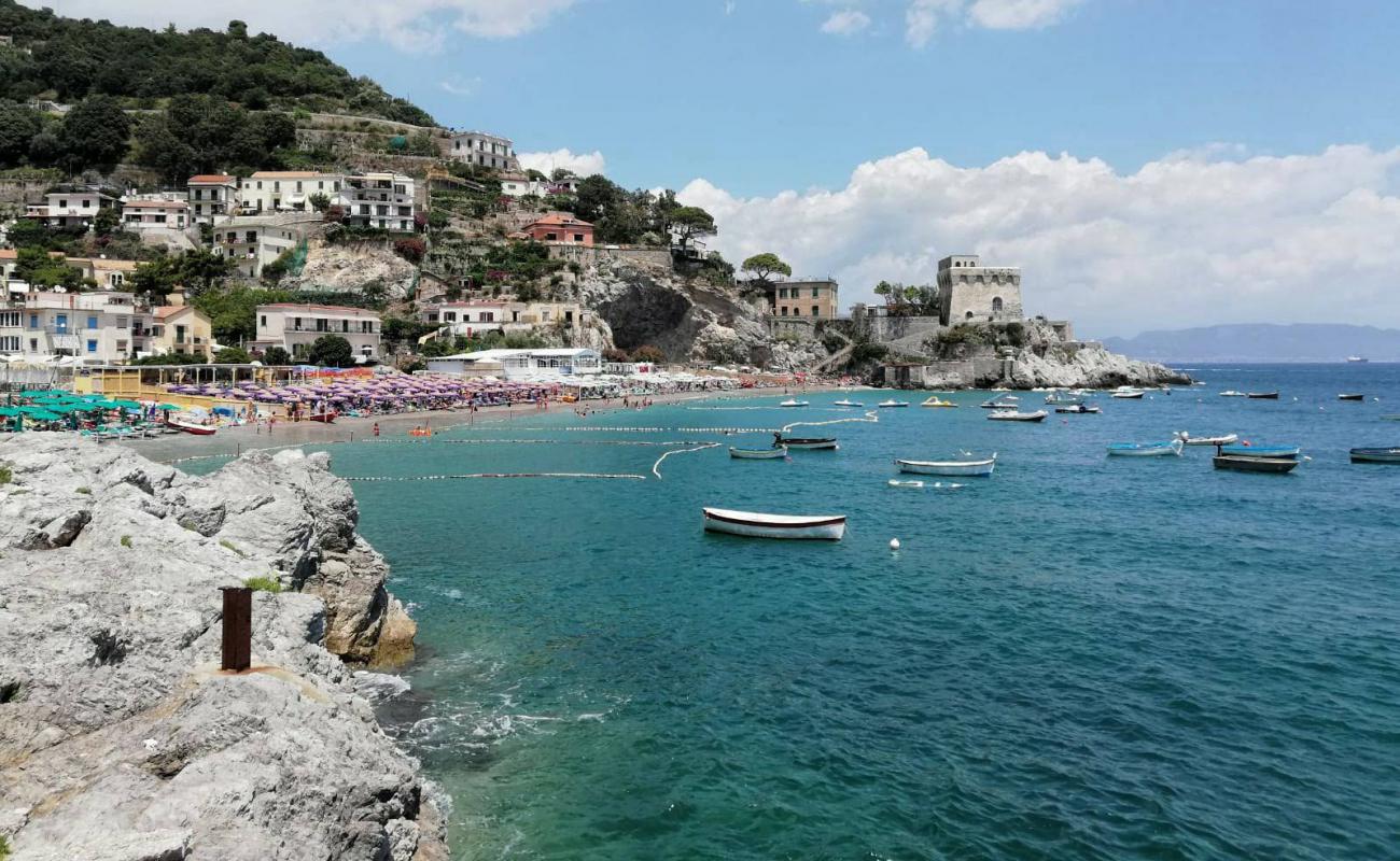 Foto de Playa de Erchie con guijarro fino gris superficie