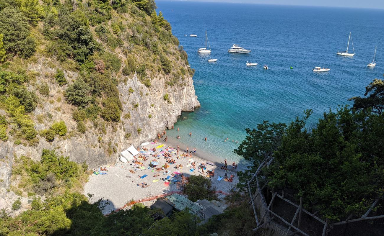 Foto de Spiaggia di Sovrano con guijarro fino gris superficie